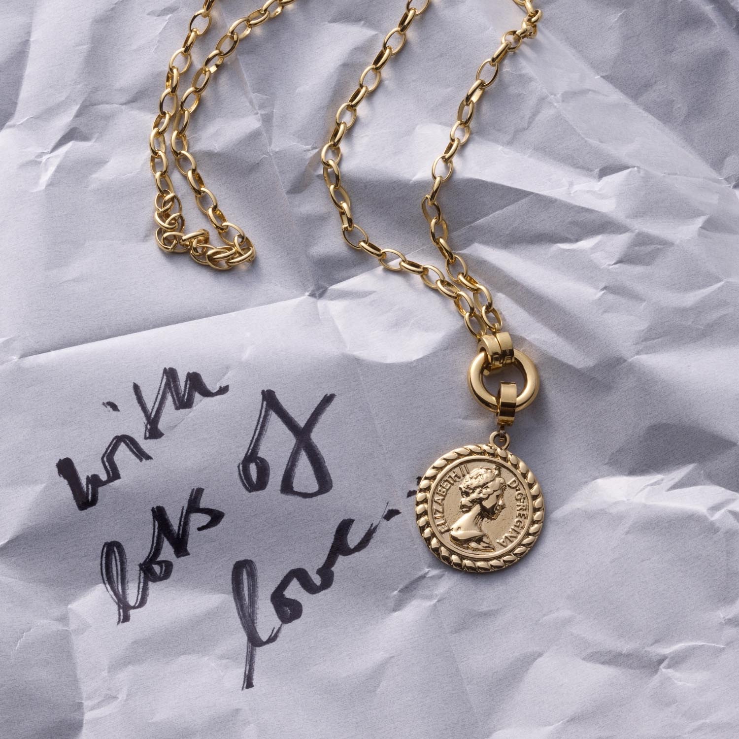 Anhänger LISBETH Clip & Mix an Kette auf weißem Stoff mit handschriftlicher Notiz