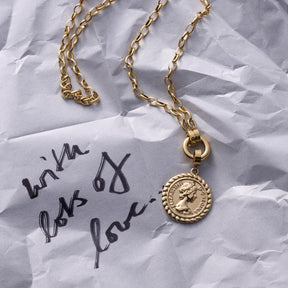 Anhänger LISBETH Clip & Mix an Kette auf weißem Stoff mit handschriftlicher Notiz
