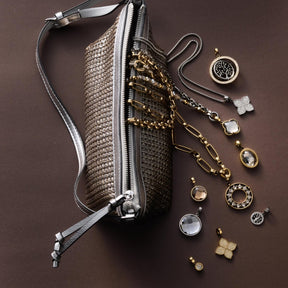 Anhänger DIANA Clip & Mix mit Schmuckset und Tasche auf braunem Hintergrund