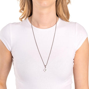 Frau trägt weißes T-Shirt mit Anhänger REIJA Clip & Mix an Kette