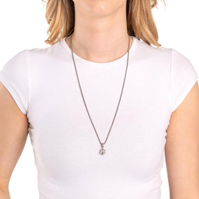 Frau trägt weißes T-Shirt mit Anhänger INKE Clip & Mix an Kette