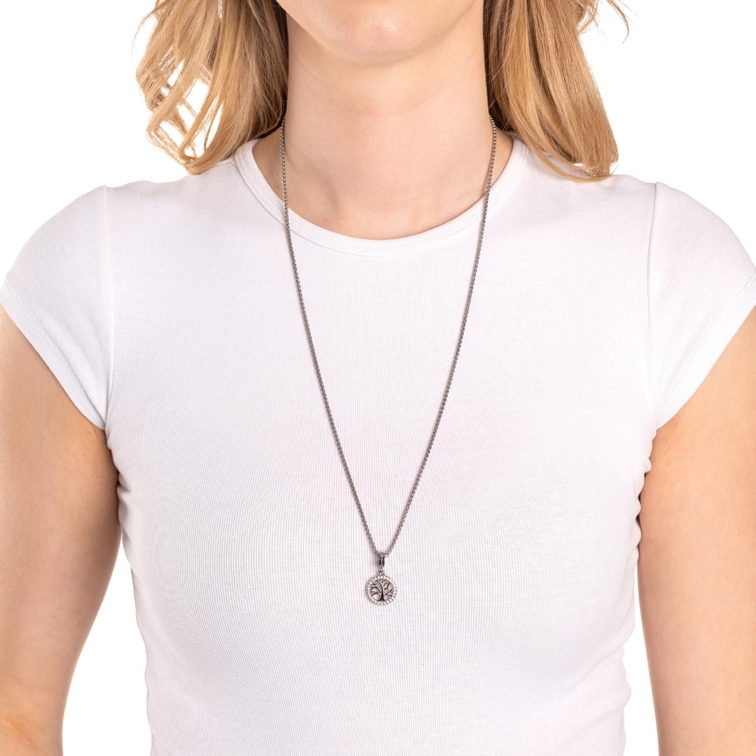 Frau trägt weißes T-Shirt mit Anhänger WOODIE Clip & Mix an Kette