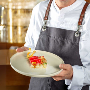 Chef präsentiert Keramikteller ROMA mit angerichtetem Gericht
