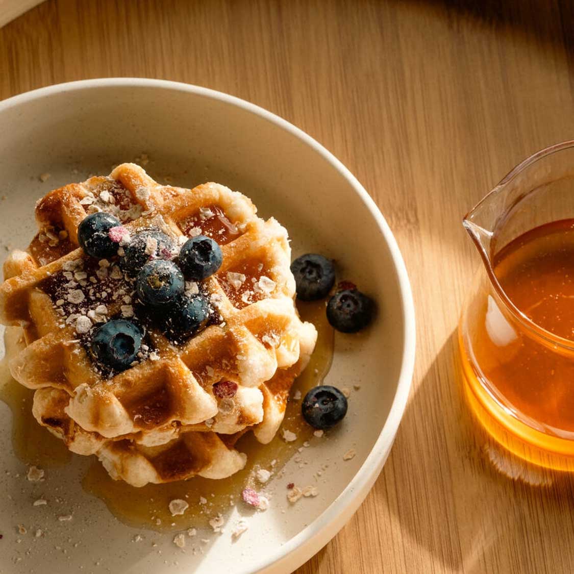 Keramikteller ROMA mit Waffel, Blaubeeren und Honig auf Holztisch