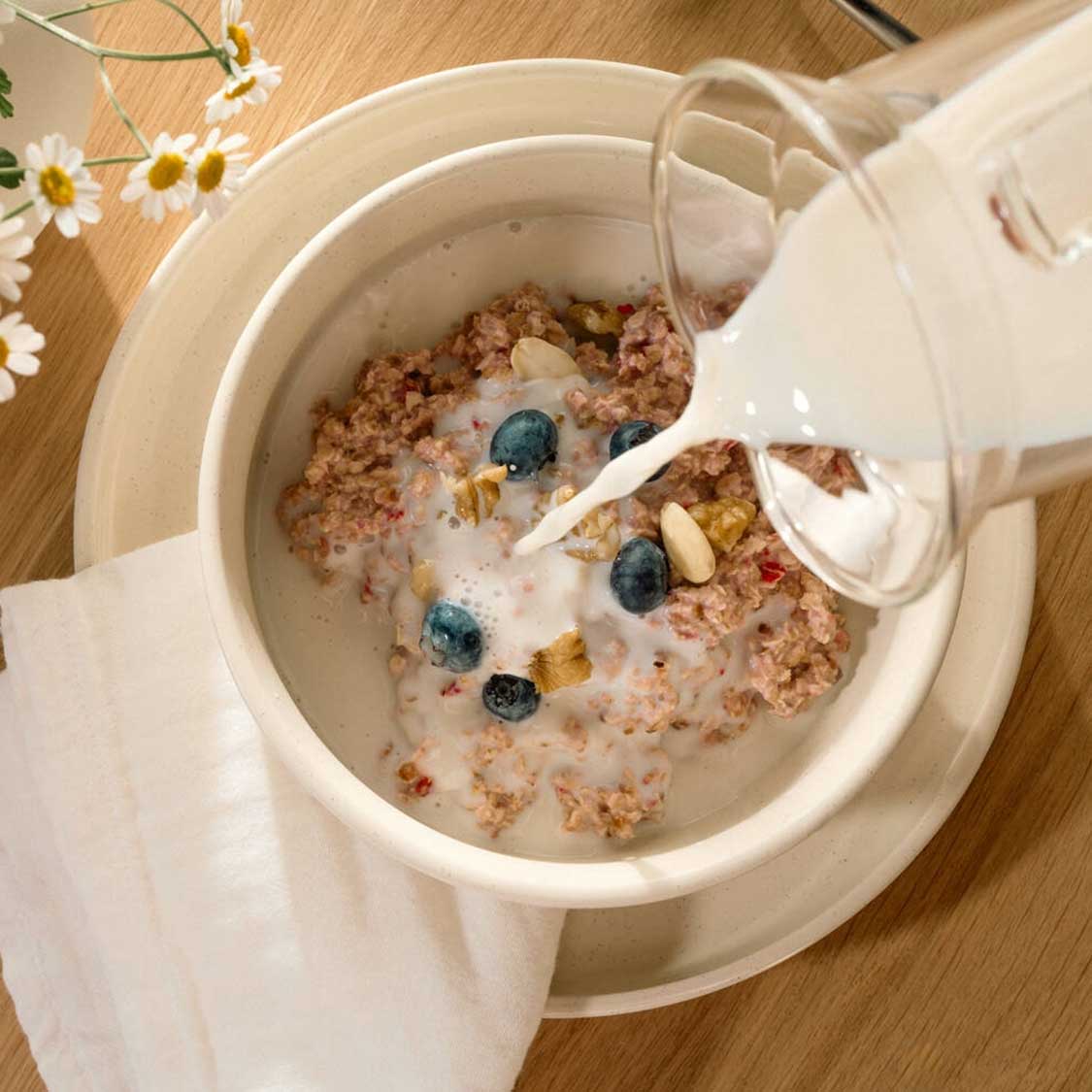 Keramikteller ROMA mit Müsli, Milch und Beeren beim Frühstück
