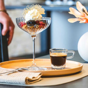 Keramikteller ROMA apricot in gedeckter Tischsituation mit Dessert und Kaffee