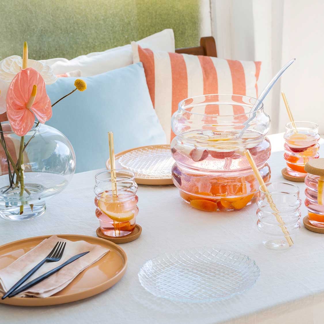 Keramikteller ROMA in apricot auf gedecktem Tisch mit Getränken und Blumendeko