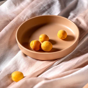Keramikteller ROMA apricot mit gelben Kugeln auf Leinentuch