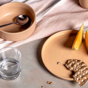 Keramikschale ROMA apricot mit Cracker, Orangenscheiben und Wasser auf Tuch