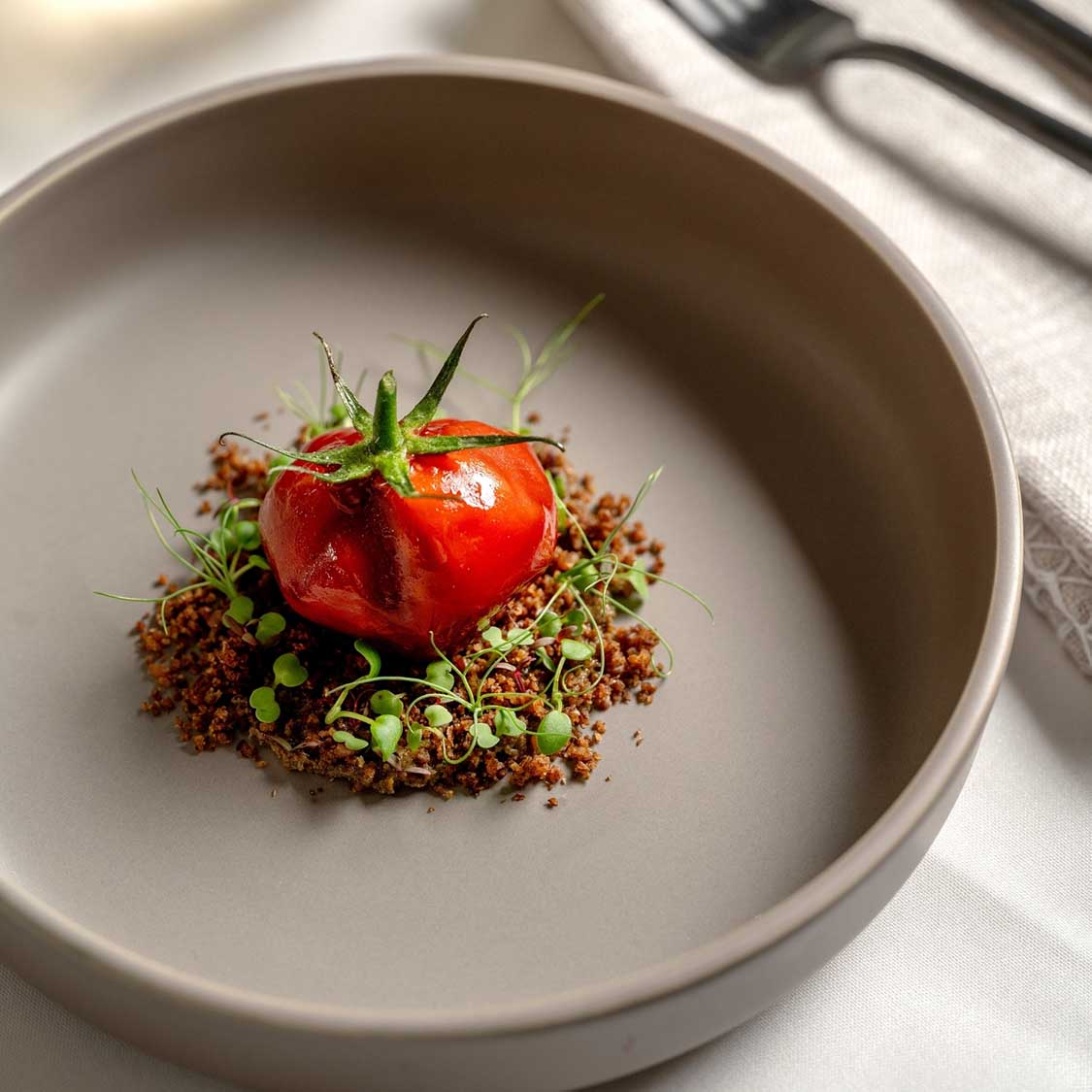 Keramikteller ROMA mit angerichtetem Gericht, Tomate und Microgreens