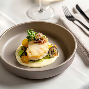 Keramikteller ROMA mit Fischfilet auf Gemüse in gedecktem Tisch-Setting