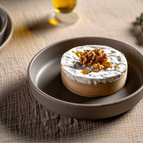 Keramikteller ROMA mit Käse und Walnüssen auf Tisch arrangiert
