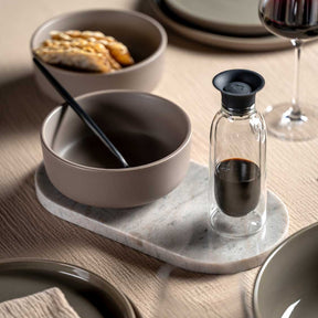 Keramikschalen ROMA in taupe auf gedecktem Tisch mit Besteck und Glas