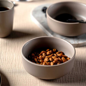 Keramikschale ROMA mit Nüssen gefüllt, daneben Kaffeetassen auf Tisch