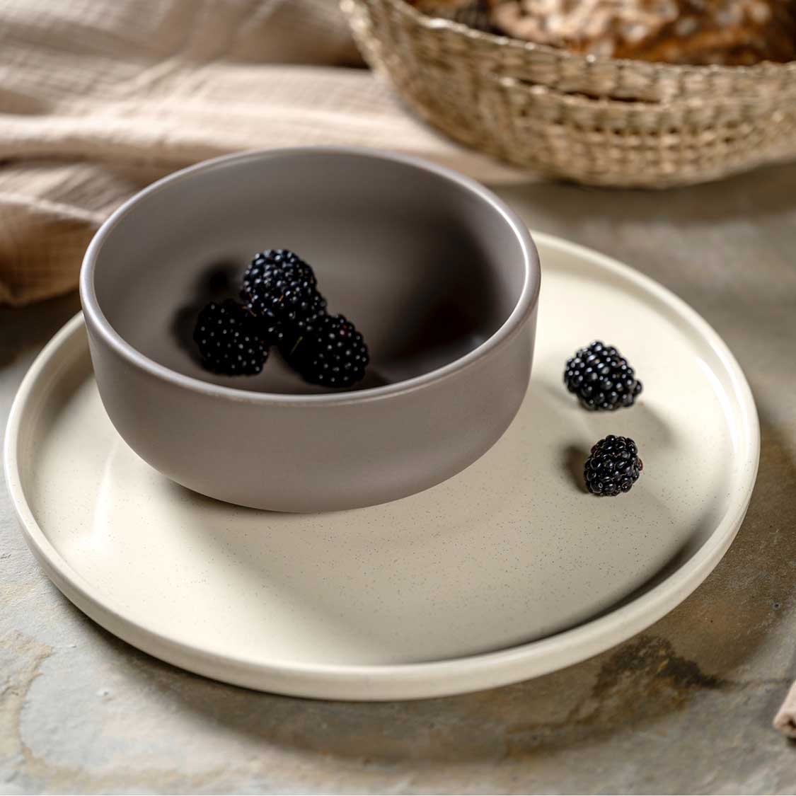 Keramikschale ROMA mit Brombeeren auf Tablett, Tischsituation