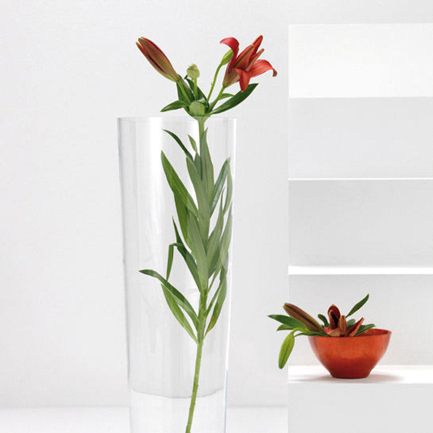 Bodenvase KONISCH mit roten Lilien und grünen Blättern gefüllt