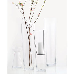 Bodenvase KONISCH mit Blumenzweig in minimalistischer Dekoration arrangiert