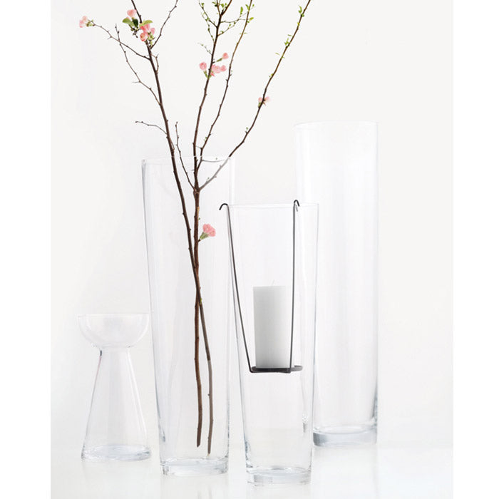 Bodenvase KONISCH mit Blumenzweig in minimalistischer Dekoration arrangiert