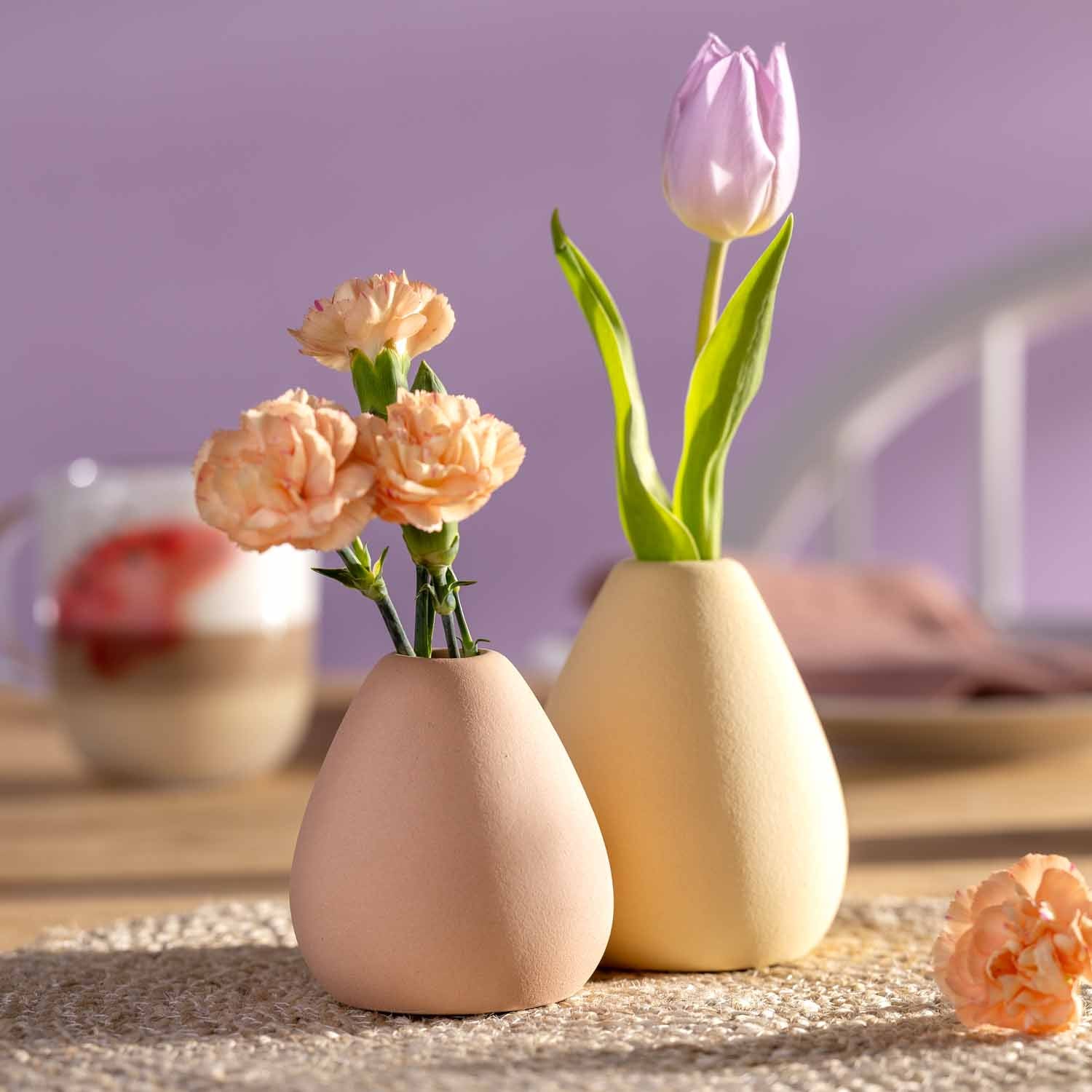 Keramikvase LUMINOSA mit Tulpe auf Tisch neben Nelken