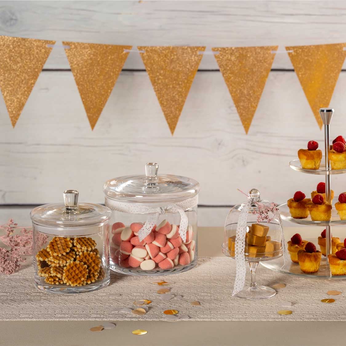 Dose TOP mit Bonbons und Süßigkeiten auf Dekotisch mit Girlande