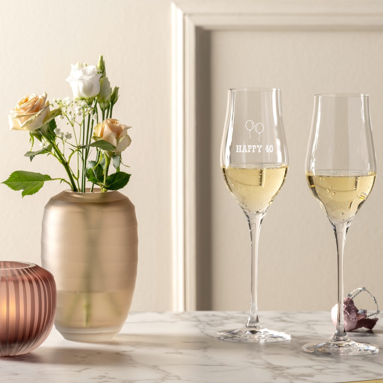 Champagnergläser BRUNELLI mit Gravur auf Marmortisch, Blumenvase und Deko