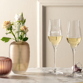 Champagnergläser BRUNELLI mit Gravur auf Marmortisch, Blumenvase und Deko