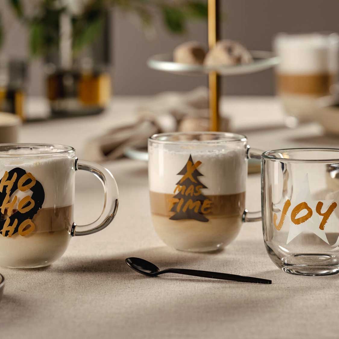 Glastassen SILENZIO mit Weihnachtsmotiven auf gedecktem Tisch