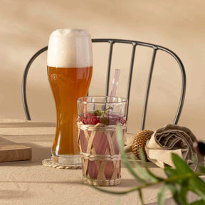 Weizenbierglas TAVERNA mit Bier gefüllt, daneben Cocktailglas mit Getränk, Tischdeko