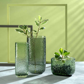 Vase MARTELLO mit Blumen in hellem Wohnraum arrangiert