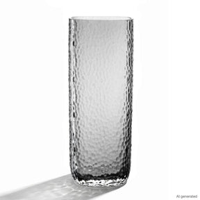 Vase MARTELLO 27 cm grau auf weißem Hintergrund, Glasoberfläche mit Strukturmuster