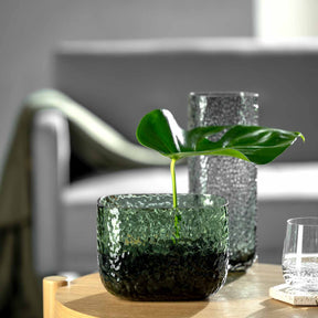 Vase MARTELLO 13 cm grün mit Pflanze in Wohnzimmer-Setting