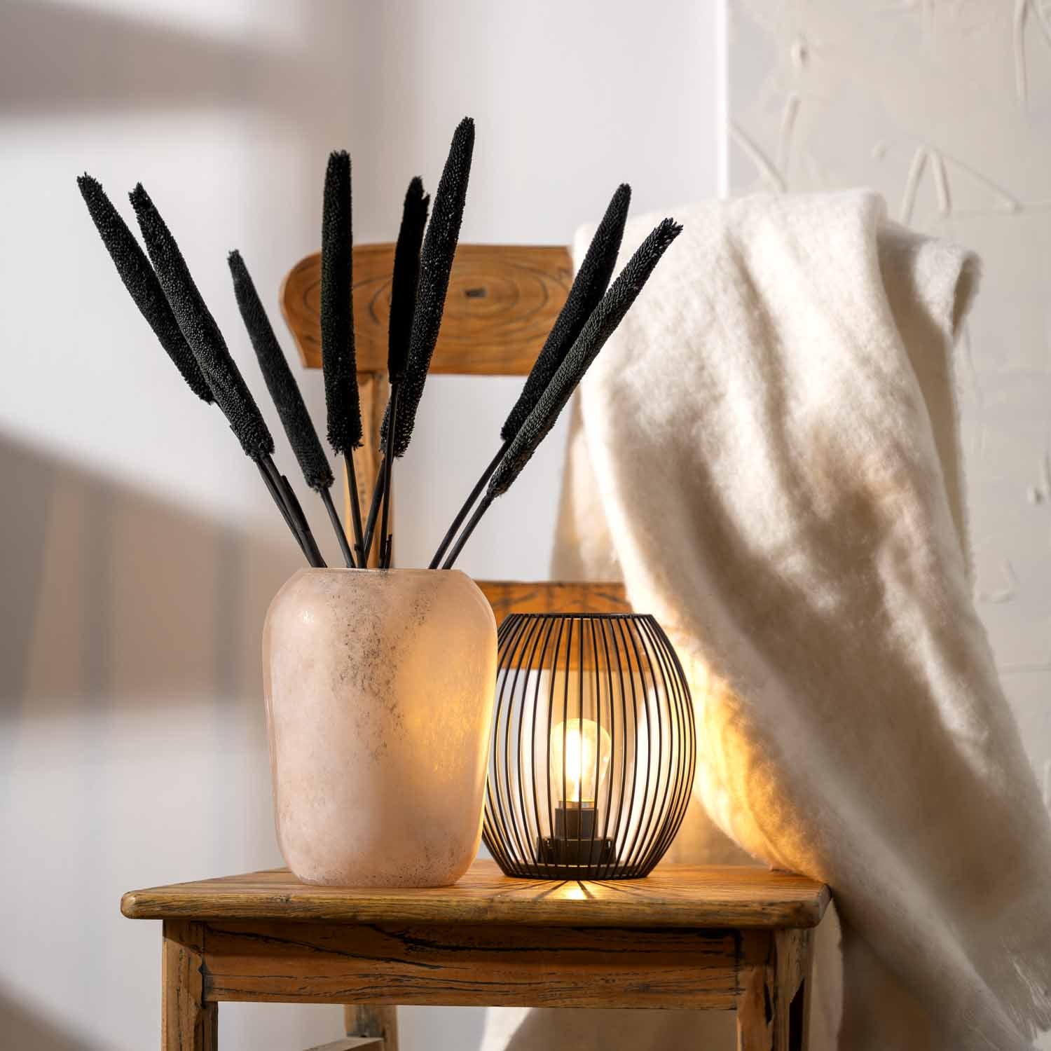 Vase TROGOLO 22 cm beige mit schwarzen Dekogräsern auf Holztisch in Wohnraum
