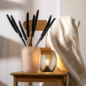 Vase TROGOLO 22 cm beige mit schwarzen Dekogräsern auf Holztisch in Wohnraum