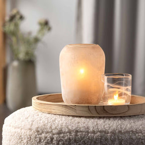 Vase TROGOLO 22 cm beige auf Holztablett mit brennenden Kerzen in Wohnzimmer