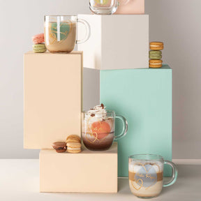 Tasse EMOZIONE türkis mit Macarons und Getränken auf gestapelten Boxen
