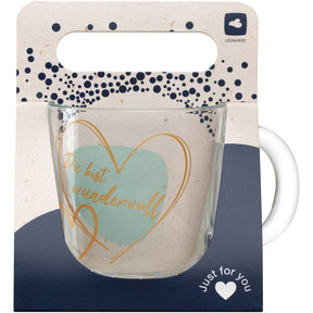 Glastasse EMOZIONE mit türkiser Farbfläche und goldenem Herz-Schriftzug 'Du bist wundervoll', in Originalverpackung