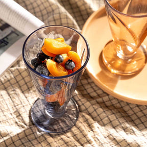 Eisbecher CONO mit Blaubeeren und Aprikosen gefüllt, Tisch gedeckt