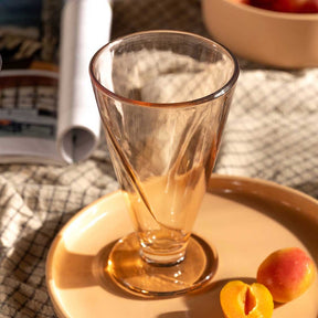 Eisbecher CONO auf Teller mit Pfirsich, Sonnenlicht, Tischsetting