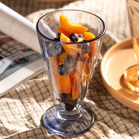 Eisbecher CONO mit Orangenscheiben und Beeren auf Tisch