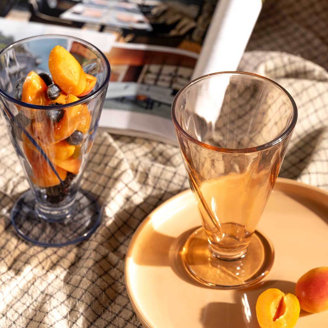 Eisbecher CONO mit Getränken und Pfirsichen auf Tisch