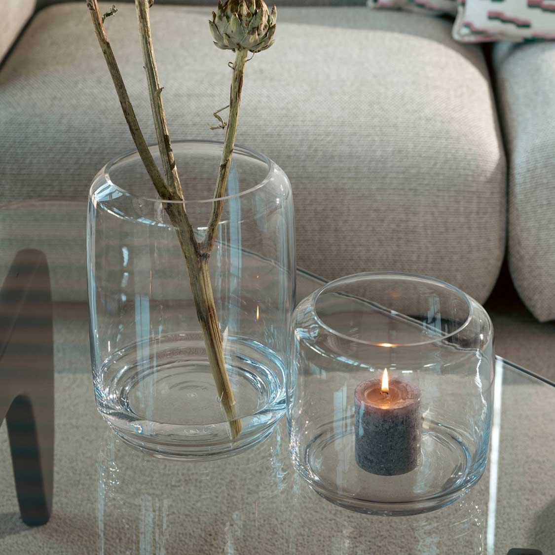 Windlicht LAGO mit Kerze und getrockneten Blüten in Wohnzimmer-Setting