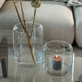 Windlicht LAGO mit Kerze und getrockneten Blüten in Wohnzimmer-Setting