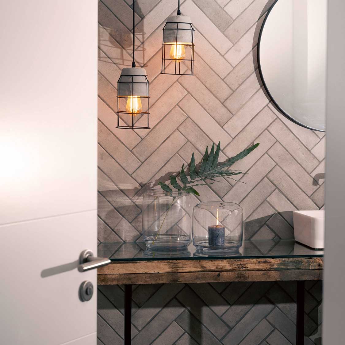 Windlicht LAGO auf Holzregal im Badezimmer mit Dekoration