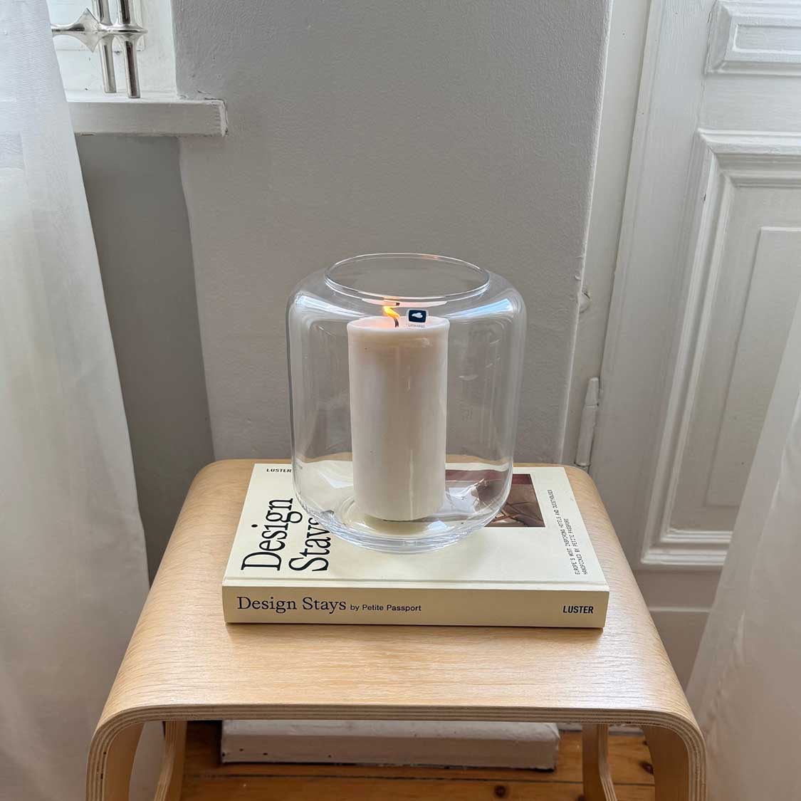 Windlicht MILANO 18 cm auf Holztisch mit Designbuch, Wohnraum