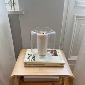 Windlicht MILANO 18 cm auf Holztisch mit Designbuch, Wohnraum