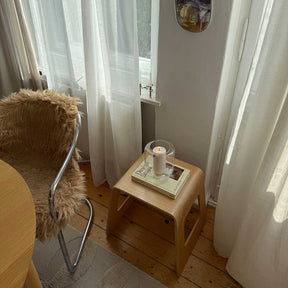 Windlicht MILANO auf Holztisch in hellem Wohnraum mit Stuhl