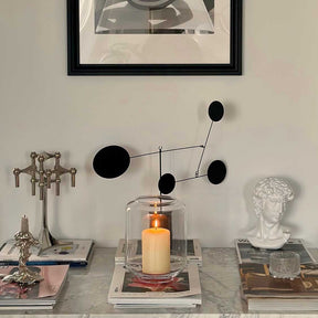 Windlicht MILANO auf Marmortisch in Wohnzimmer-Stillife mit Dekoration