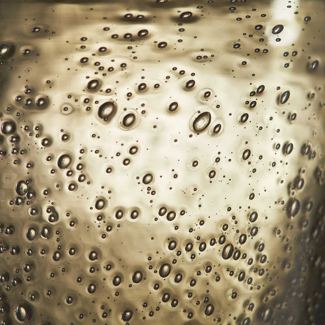 Wassertropfen und Kondensation auf Glasoberfläche