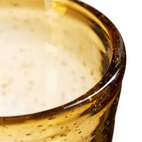 Trinkglas BURANO in Amber mit Flüssigkeit gefüllt, Nahaufnahme des Glases