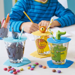 Kind mit Trinkset BAMBINI 3-teilig, bunte Glasbecher mit Tiermotiven, Strohhalme, farbige Perlen